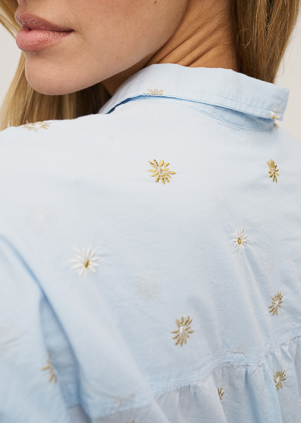 LUCY BLUE COTTON WHITE AND BROWN EMBROIDERED FLOWERS BLOUSE