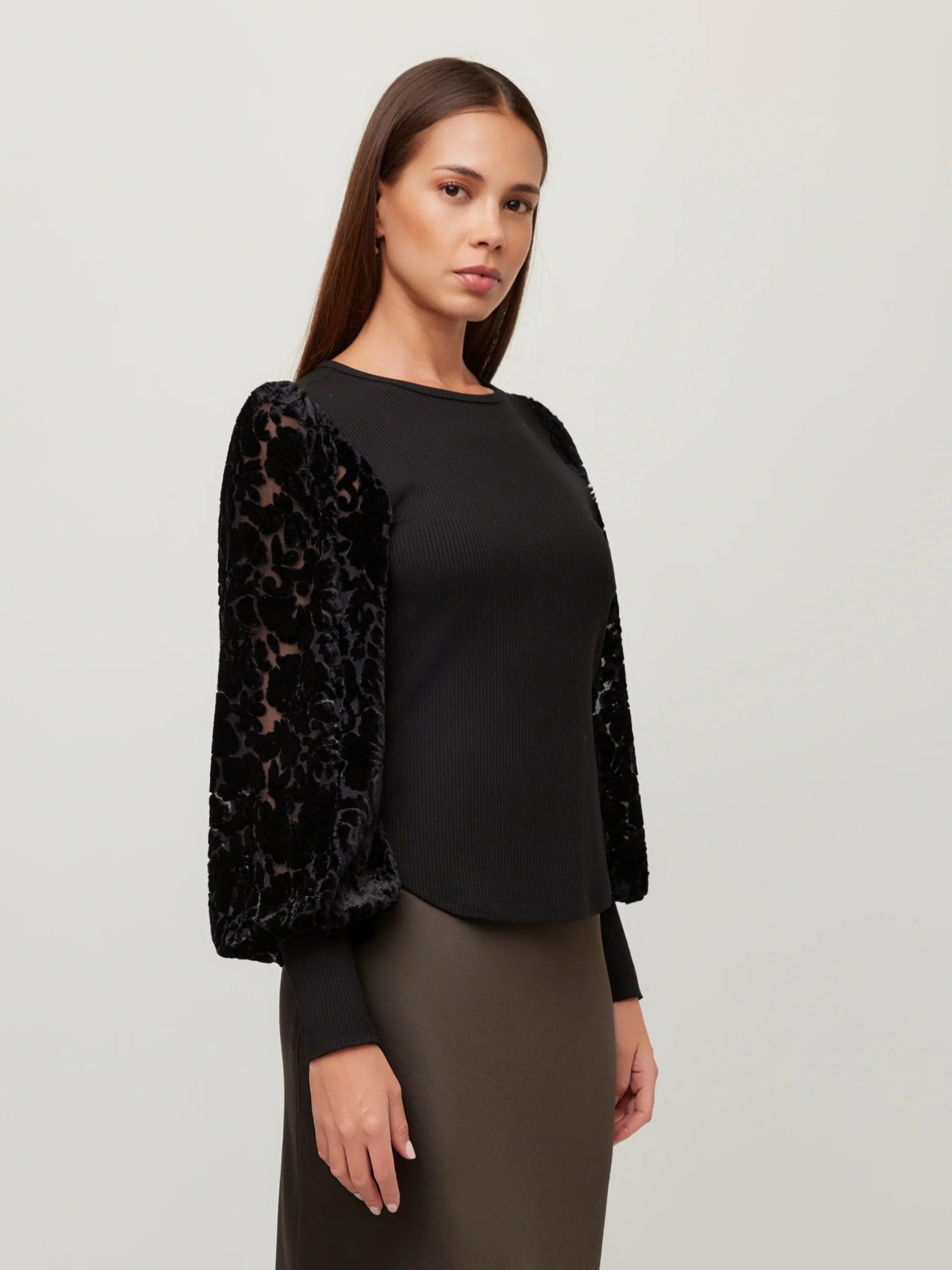CONTRAST LUXE RIB BISHOP SLEEVE TOP - BLACK