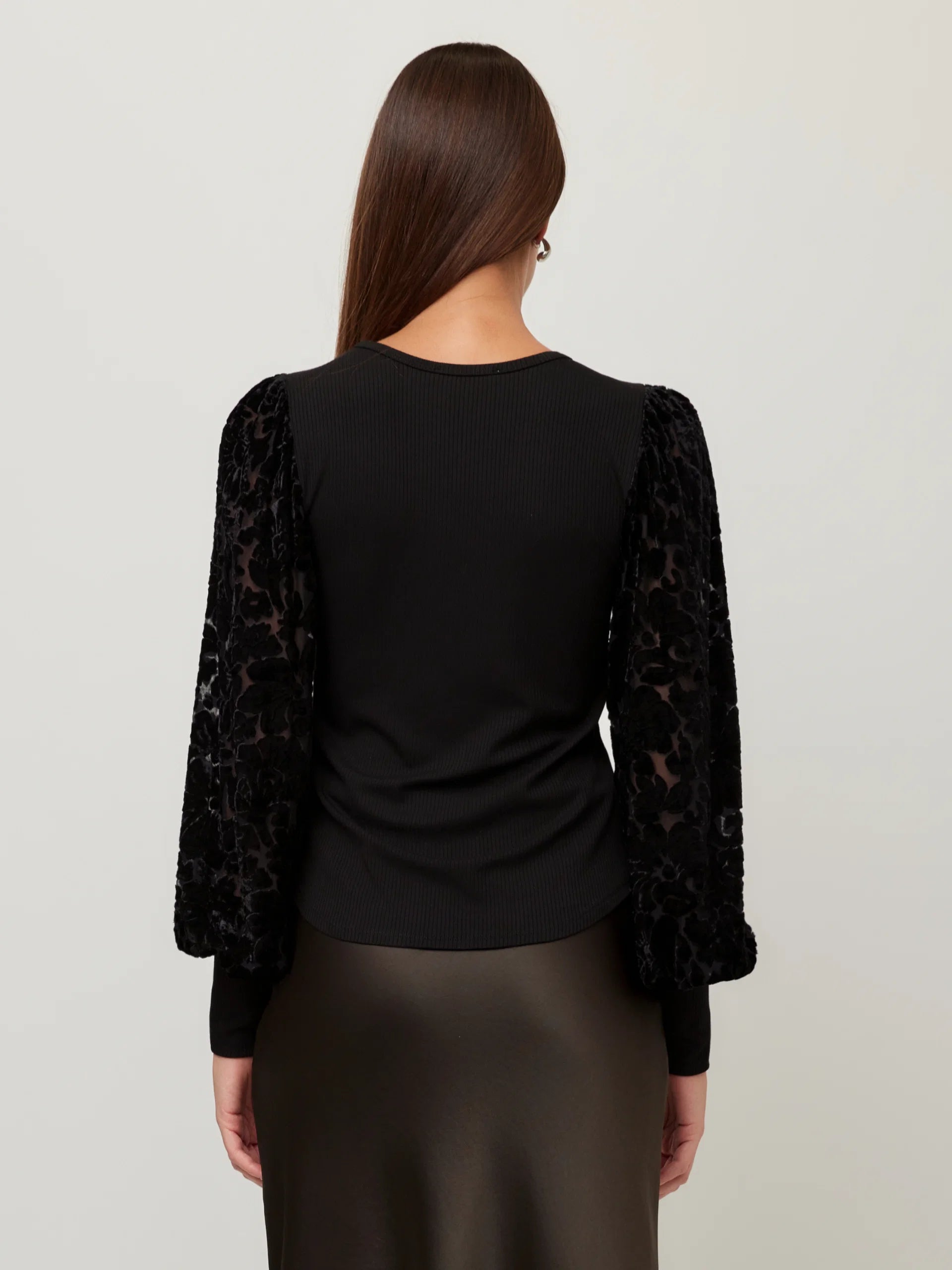 CONTRAST LUXE RIB BISHOP SLEEVE TOP - BLACK