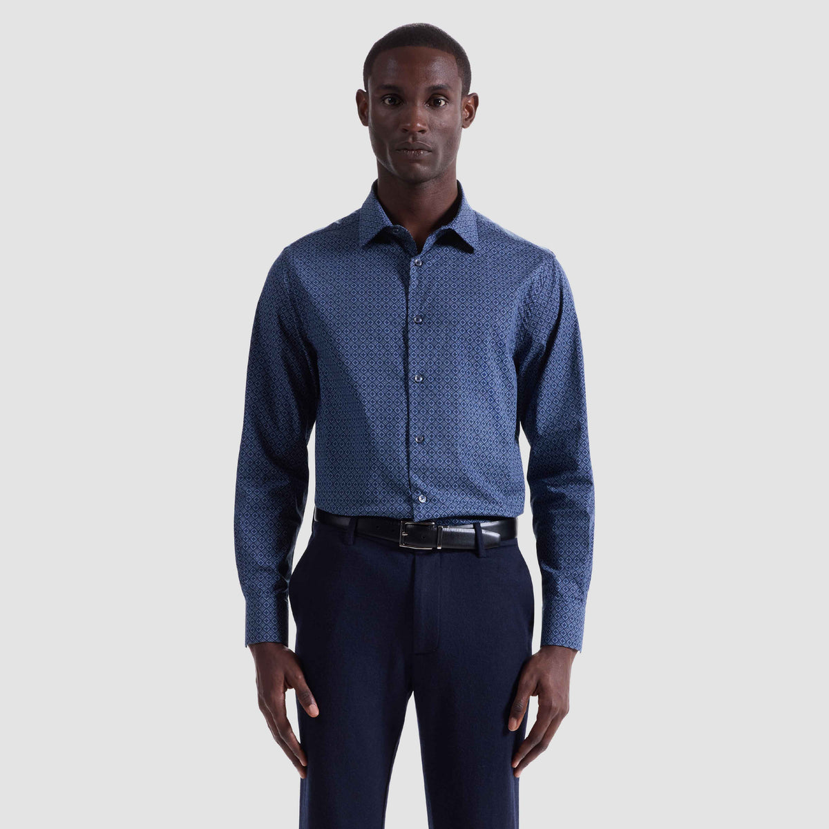 MEDALLION PRINT COMFORT STRETCH SHAPED FIT SHIRT - NAVY