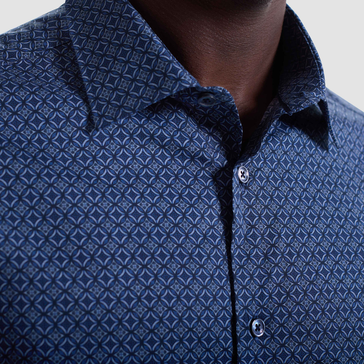 MEDALLION PRINT COMFORT STRETCH SHAPED FIT SHIRT - NAVY