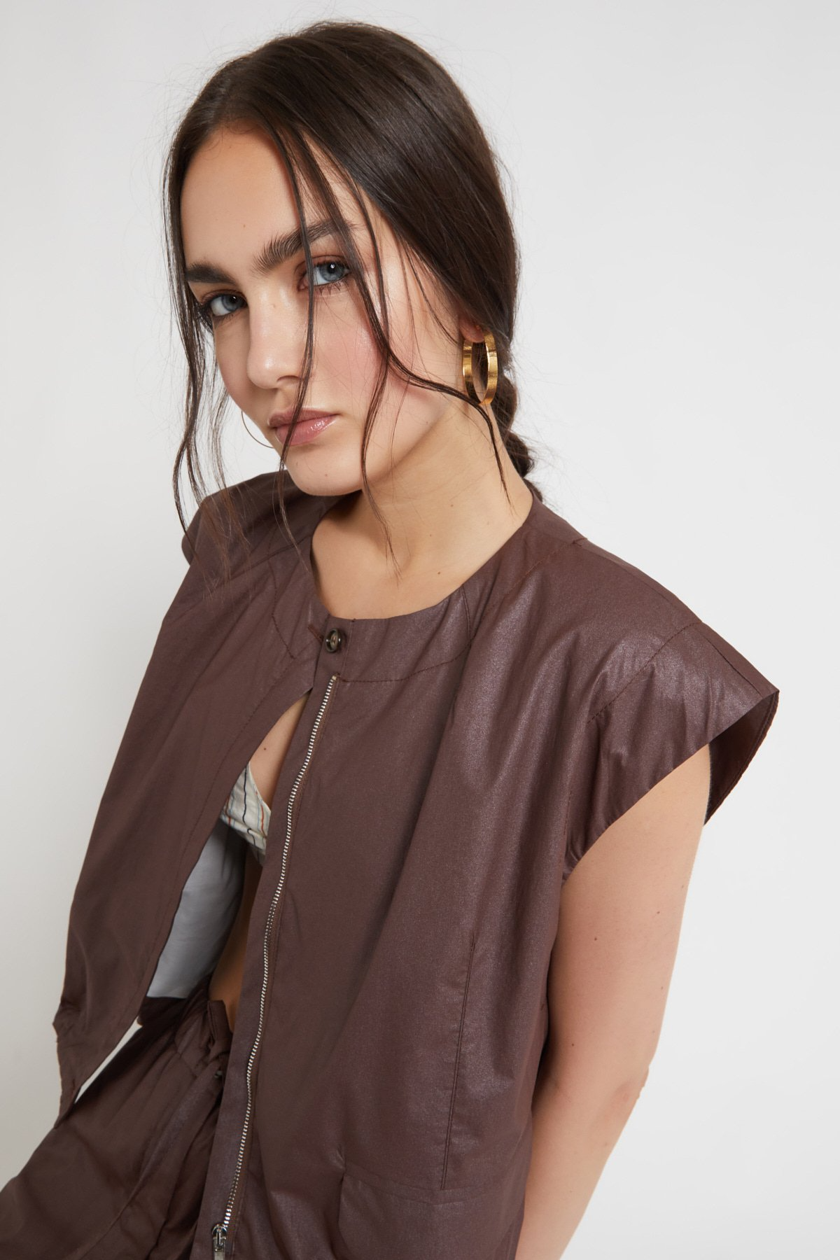 SOLID COTTON VEST WITH POCKETS - CHOCOLATE