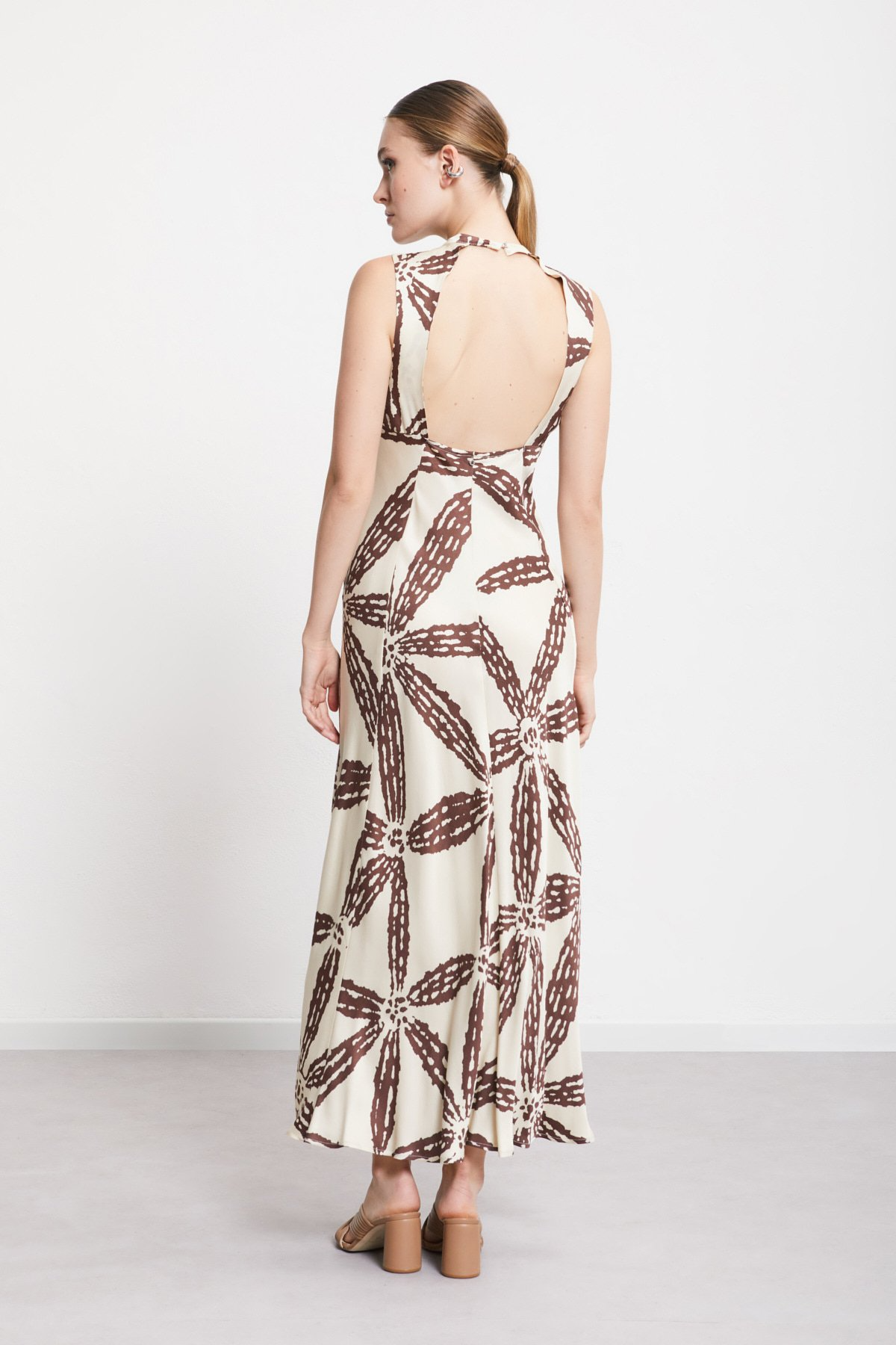 SLEEVELESS OPEN BACK ABSTRACT MAXI DRESS